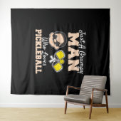 Een chagrijnig Man die houdt van pickleball grappi Wandkleed (In Situ (horizontaal))