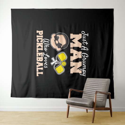 Een chagrijnig Man die houdt van pickleball grappi Wandkleed (In Situ (horizontaal))