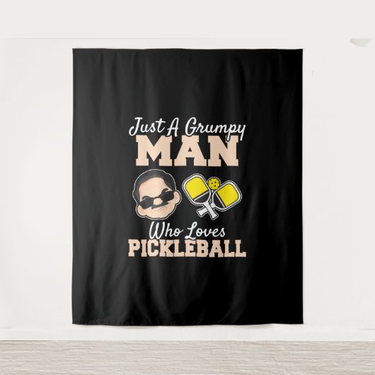 Een chagrijnig Man die houdt van pickleball grappi Wandkleed (Voorkant)