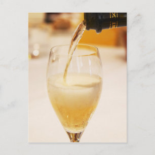 Een champagneglas wordt gevuld met Gosset Briefkaart