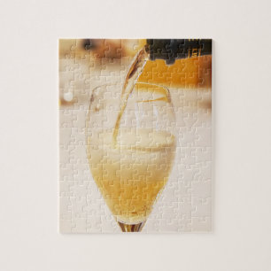 Een champagneglas wordt gevuld met Gosset Legpuzzel