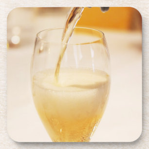 Een champagneglasfluit die wordt gevuld met Gosset Drankjes Onderzetter