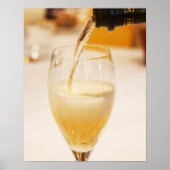 Een champagneglazen flesje gevuld met Gosset Poster (Voorkant)