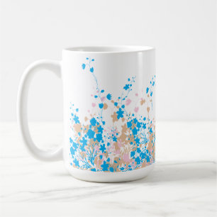 Een charmant arrangement van blauwe en roze bloeme koffiemok