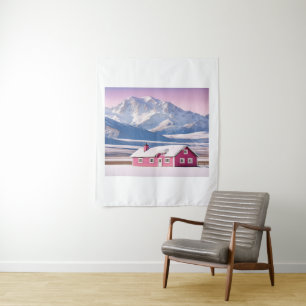 Een charmante roze cottage, omringd door een wijd wandkleed