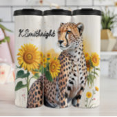 Een cheeta in een zonnebloemveld thermosbeker