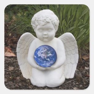 Een cherub in de tuin wieg de aarde vierkante sticker