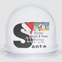 Een Chill & Cosy Santa op een strand & spel letter