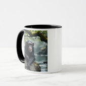 Een chimpansee-aap in rust op een rots. mok (Voorkant links)