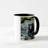 Een chimpansee-aap in rust op een rots. mok (Voorkant rechts)