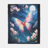 Een Chinese maanmot die tussen kersenbloesems vlie Fleece Deken (Voorkant)