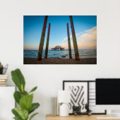 Een chocolade labrador loopt langs het strand poster (Thuiskantoor)