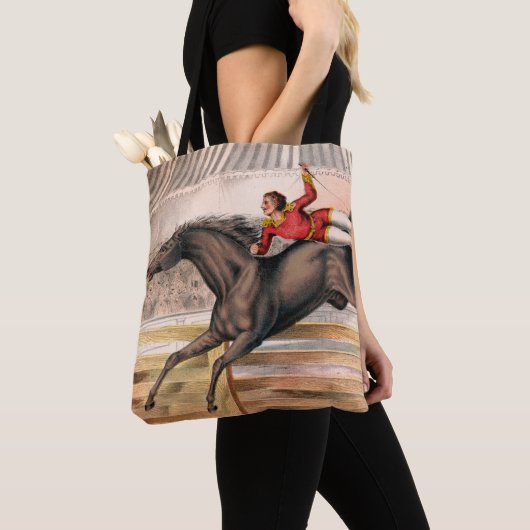 Een circusartiest die op een springpaard rijdt tote bag (Dichtbij)