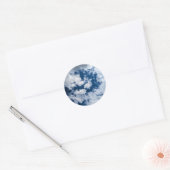 Een cirkel in de wolken ronde sticker (Envelop)