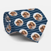 Een cirkelfoto met blauwe strepen stropdas (Opgerold)