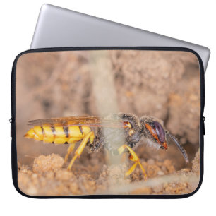 Een close-up foto van een wesp laptop sleeve