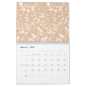 Een close-up uitzicht van een getextureerde wand m kalender (Feb 2027)