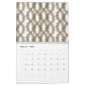 Een close-up uitzicht van een kriskras gaasrooster kalender (Feb 2026)