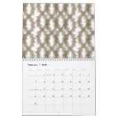 Een close-up uitzicht van een kriskras gaasrooster kalender (Feb 2027)