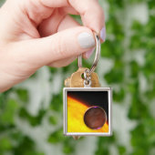 Een close-up van een buiten zonne-energie planeet sleutelhanger (Hand)