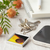 Een close-up van een buiten zonne-energie planeet sleutelhanger (Zijkant)