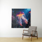 Een close-up van een gloeiende krullende kwal wandkleed (In situ)