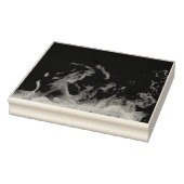 Een close-up van een vuur op een zwarte achtergron rubberstempel (Stempel)