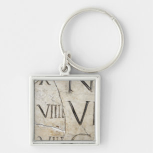 Een close-up van oude Romeinse letters op marmer. Sleutelhanger