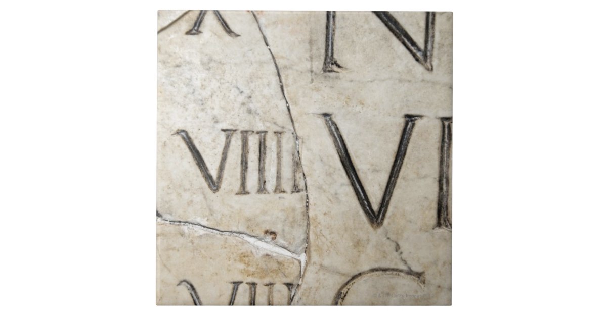 Een close-up van oude Romeinse letters op marmer. Tegeltje | Zazzle.nl