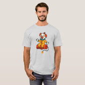 Een clownrol die op een fictieve dynamiet zit. t-shirt (Voorkant volledig)