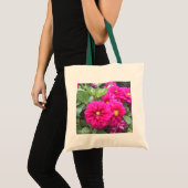 Een cluster van roze dahlias op een canvas tas (Voorkant (product))