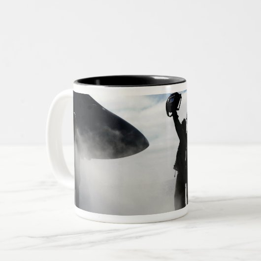 Een cockpitbemanningslid tweekleurige koffiemok (Voorkant links)