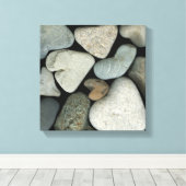 Een collage van hartvormige strandstenen canvas afdruk (Insitu (Houten vloer))