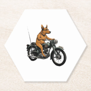 Een coole hond die op een motorfiets rijdt kartonnen onderzetters