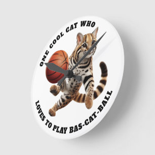 Een coole kat die dol is op het spelen van Bas-cat Ronde Klok