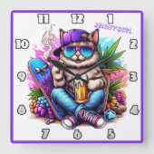 Een coole kat die geniet van een levendige straatf vierkante klok (Voorkant)