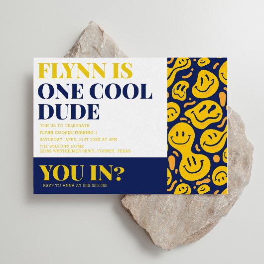 Een coole kerel gelukkig gezicht jongen eerste ver kaart