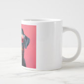 Een coole rottweiler met een zonnebril grote koffiekop (Rechts)
