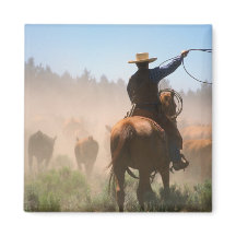 Een cowboy die buiten werkt met de kudde op een ve
