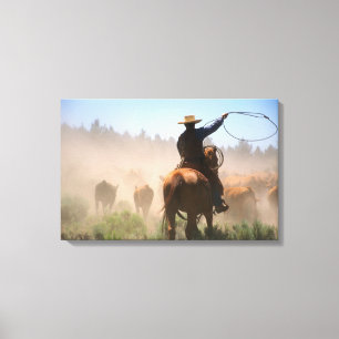Een cowboy die de kudde aan een vee werkt canvas afdruk