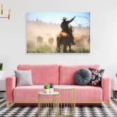 Een cowboy die de kudde aan een vee werkt canvas afdruk (Insitu (Woonkamer))