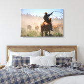 Een cowboy die de kudde aan een vee werkt canvas afdruk (Insitu (Slaapkamer))