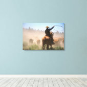 Een cowboy die de kudde aan een vee werkt canvas afdruk (Insitu (Houten vloer))