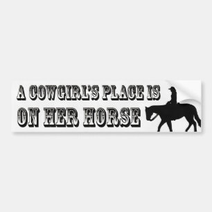 Een cowmeidenplaats is op haar paard. bumpersticker