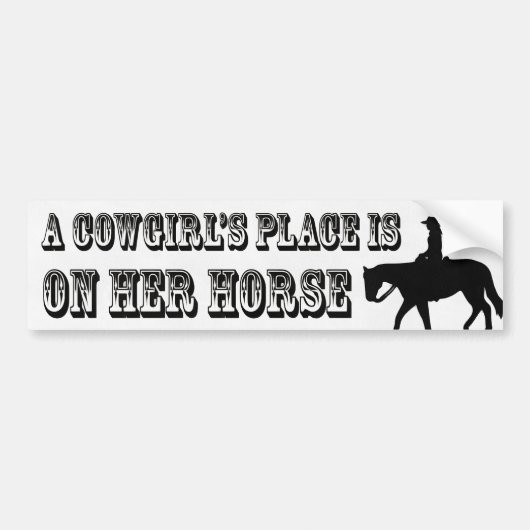 Een cowmeidenplaats is op haar paard. bumpersticker (Voorkant)
