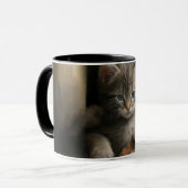 Een Cozy Corner Tabby Kitten Mok (Voorkant links)