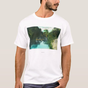 Een Creek Scene met Familie in een Canoe T-shirt
