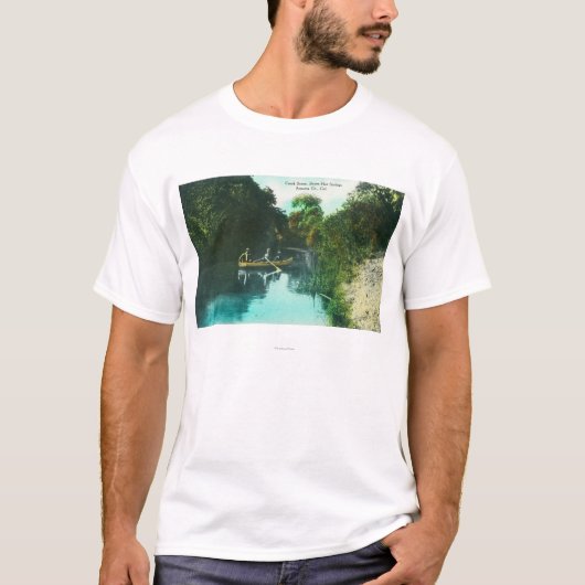 Een Creek Scene met Familie in een Canoe T-shirt (Voorkant)
