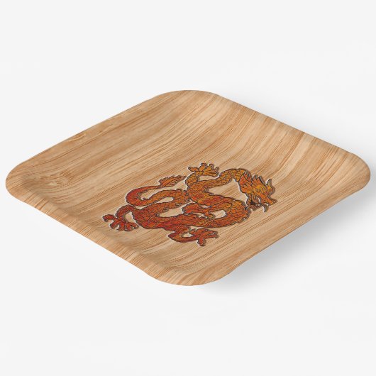 Een Crimson Dragon op Bamboo als Papieren Bordje (Gebogen)