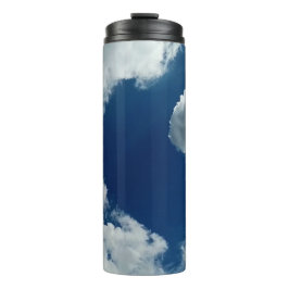 Een curve in de wolken thermosbeker